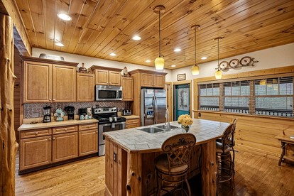 Luxury Log Cabin Escape with Hot Tub, Decks & Family Fun Spaces in Sevierville, Tennessee - Sevierville, Tennessee - glamping.directory