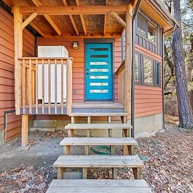 Charming Woodland Cabin with Skylights & Quiet Escape in Jacksonville, Oregon - Jacksonville, Oregon - glamping.directory