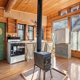 Charming Woodland Cabin with Skylights & Quiet Escape in Jacksonville, Oregon - Jacksonville, Oregon - glamping.directory