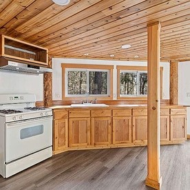 Charming Woodland Cabin with Skylights & Quiet Escape in Jacksonville, Oregon - Jacksonville, Oregon - glamping.directory
