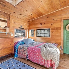 Charming Woodland Cabin with Skylights & Quiet Escape in Jacksonville, Oregon - Jacksonville, Oregon - glamping.directory