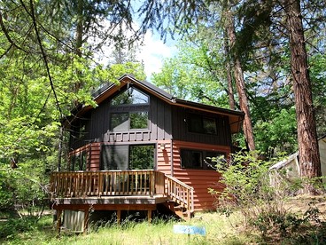 Charming Woodland Cabin with Skylights & Quiet Escape in Jacksonville, Oregon - Jacksonville, Oregon - glamping.directory