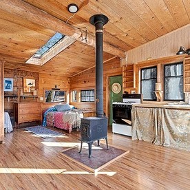 Charming Woodland Cabin with Skylights & Quiet Escape in Jacksonville, Oregon - Jacksonville, Oregon - glamping.directory