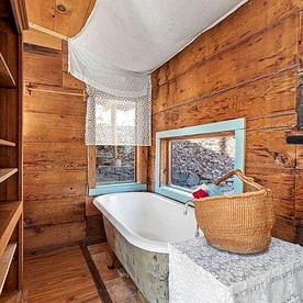 Charming Woodland Cabin with Skylights & Quiet Escape in Jacksonville, Oregon - Jacksonville, Oregon - glamping.directory