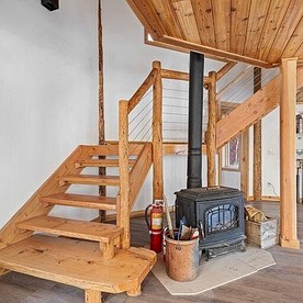 Charming Woodland Cabin with Skylights & Quiet Escape in Jacksonville, Oregon - Jacksonville, Oregon - glamping.directory