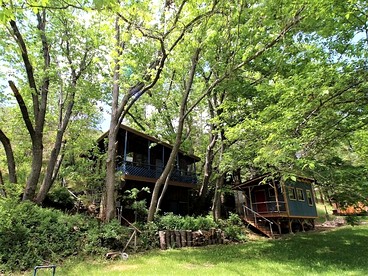 Charming Woodland Cabin with Skylights & Quiet Escape in Jacksonville, Oregon - Jacksonville, Oregon - glamping.directory