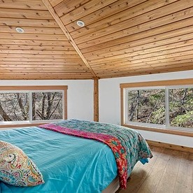 Charming Woodland Cabin with Skylights & Quiet Escape in Jacksonville, Oregon - Jacksonville, Oregon - glamping.directory