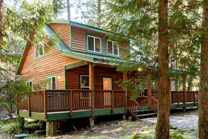 Stunning Luxury Cabin Rental for Seven with Private Hot Tub near Mount Baker - Glacier, Washington - glamping.directory