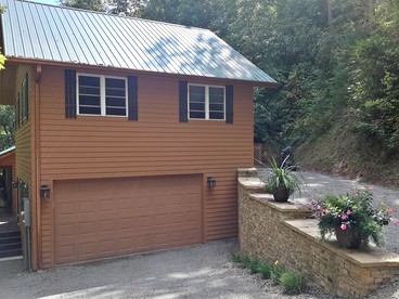 Charming Cabin Rental with Hiwassee River in Backyard in Hayesville, North Carolina - glamping.directory