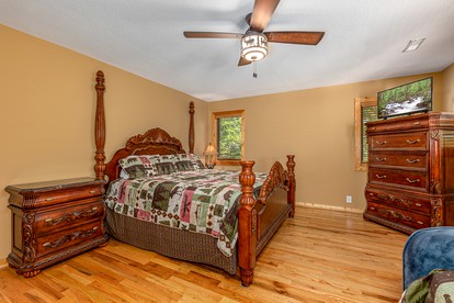 Charming Sevierville Getaway with Stunning Deck and Hot Tub - Sevierville, Tennessee - glamping.directory