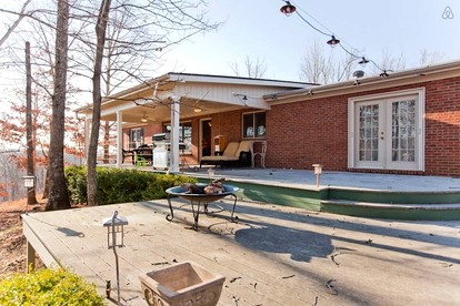 Beautiful Cozy Barn with Great Views in Franklin Tennessee - glamping.directory