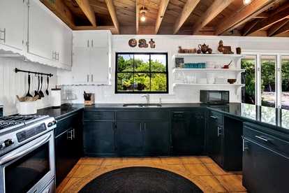 Serene Hilltop Brick Retreat with Panoramic Views Near Fredericksburg, Texas - Fredericksburg, Texas - glamping.directory