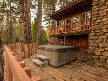 Cozy Riverside Cabin Rental with Easy Access to Chilnualna Falls in California - glamping.directory