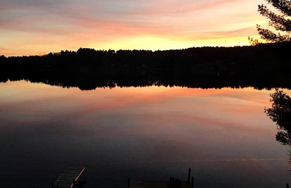 Lakefront Vacation Rental for Group Getaway in Fort Ann, Upstate New York - Fort Ann, New York - glamping.directory