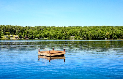 Lakefront Vacation Rental for Group Getaway in Fort Ann, Upstate New York - Fort Ann, New York - glamping.directory