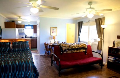 Cozy Vacation Rental Overlooking Idyllic Prairie Land near Jacksonville, Illinois - Murrayville, Illinois - glamping.directory