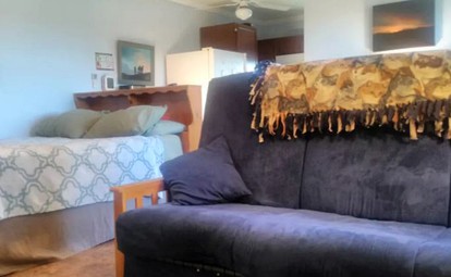 Cozy Vacation Rental Overlooking Idyllic Prairie Land near Jacksonville, Illinois - Murrayville, Illinois - glamping.directory