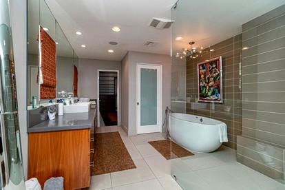 Chic Villa with Outdoor Pool, Spa and Views in California - Glendale, California - glamping.directory