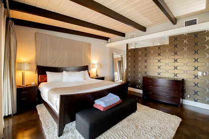 Chic Villa with Outdoor Pool, Spa and Views in California - Glendale, California - glamping.directory