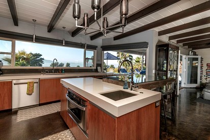 Chic Villa with Outdoor Pool, Spa and Views in California - Glendale, California - glamping.directory
