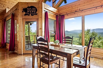 Luxurious Rustic Cabin with Jacuzzi and Mountain Views in Tennessee - Sevierville, Tennessee - glamping.directory