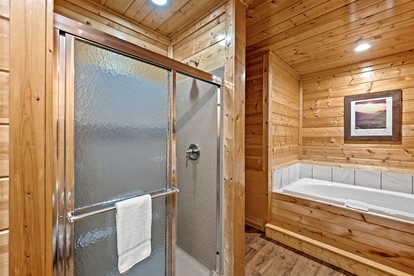 Luxurious Rustic Cabin with Jacuzzi and Mountain Views in Tennessee - Sevierville, Tennessee - glamping.directory