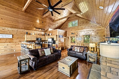 Luxurious Rustic Cabin with Jacuzzi and Mountain Views in Tennessee - Sevierville, Tennessee - glamping.directory