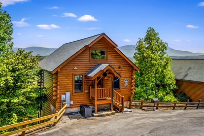 Luxurious Rustic Cabin with Jacuzzi and Mountain Views in Tennessee - glamping.directory