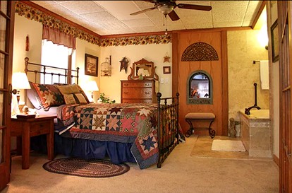 Spacious Pet-Friendly Accommodation for Two Guests near Lincoln, Nebraska - Lincoln, Nebraska - glamping.directory