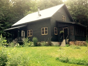 Charming Cottage Rental with Antique Decor in Narrowsburg, New York - glamping.directory