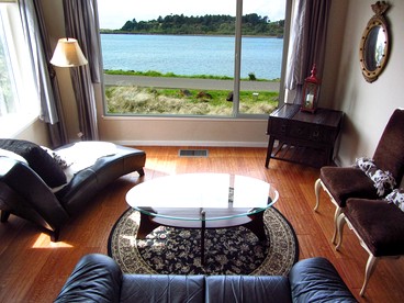 Amazing Beachfront Villa in Newport, Oregon - Newport, Oregon - glamping.directory