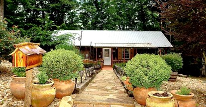 Rustic Wooden Cottage with Hot-Tub and Hiking Trails in Newport, Tennessee - Newport, Tennessee - glamping.directory