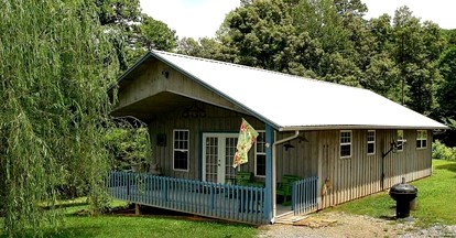 Rustic Wooden Cottage with Hot-Tub and Hiking Trails in Newport, Tennessee - Newport, Tennessee - glamping.directory