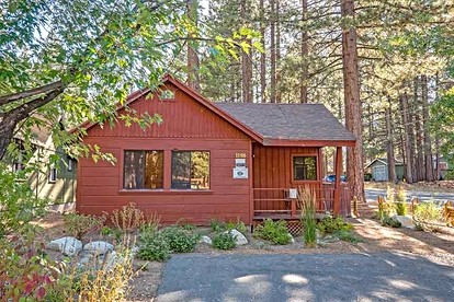 Vintage Wooden Cabin in South Lake Tahoe, California, with Hot-Tub Perfect for Outdoor Activities - South Lake Tahoe, California - glamping.directory