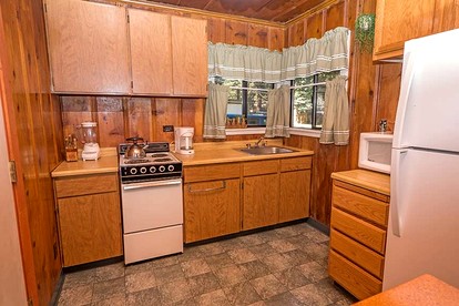 Vintage Wooden Cabin in South Lake Tahoe, California, with Hot-Tub Perfect for Outdoor Activities - South Lake Tahoe, California - glamping.directory