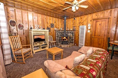 Vintage Wooden Cabin in South Lake Tahoe, California, with Hot-Tub Perfect for Outdoor Activities - South Lake Tahoe, California - glamping.directory