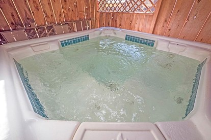 Vintage Wooden Cabin in South Lake Tahoe, California, with Hot-Tub Perfect for Outdoor Activities - South Lake Tahoe, California - glamping.directory