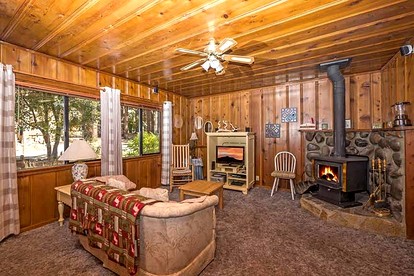 Vintage Wooden Cabin in South Lake Tahoe, California, with Hot-Tub Perfect for Outdoor Activities - South Lake Tahoe, California - glamping.directory