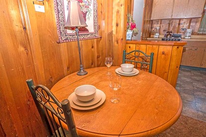 Vintage Wooden Cabin in South Lake Tahoe, California, with Hot-Tub Perfect for Outdoor Activities - South Lake Tahoe, California - glamping.directory