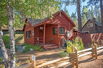 Vintage Wooden Cabin in South Lake Tahoe, California, with Hot-Tub Perfect for Outdoor Activities - glamping.directory