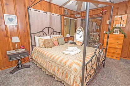 Vintage Wooden Cabin in South Lake Tahoe, California, with Hot-Tub Perfect for Outdoor Activities - South Lake Tahoe, California - glamping.directory