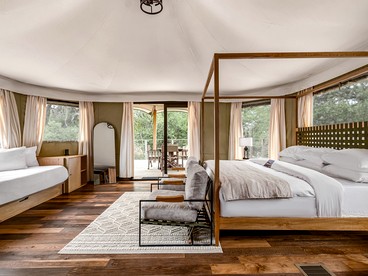 Incredible Glamping Lodge with Spacious Lounge and BBQ on the Wrap-Around Deck in Stonewall, Texas - Stonewall, Texas - glamping.directory