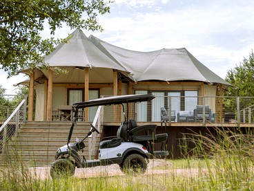 Incredible Glamping Lodge with Spacious Lounge and BBQ on the Wrap-Around Deck in Stonewall, Texas - Stonewall, Texas - glamping.directory