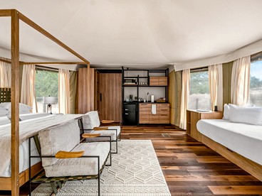 Incredible Glamping Lodge with Spacious Lounge and BBQ on the Wrap-Around Deck in Stonewall, Texas - Stonewall, Texas - glamping.directory