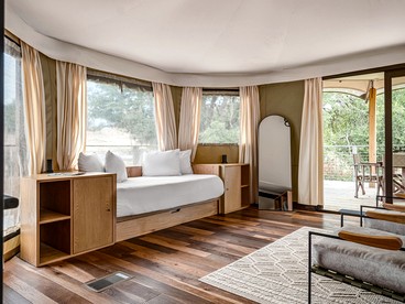 Incredible Glamping Lodge with Spacious Lounge and BBQ on the Wrap-Around Deck in Stonewall, Texas - Stonewall, Texas - glamping.directory