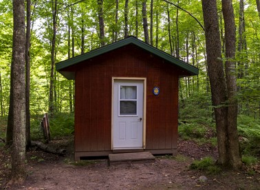 Quaint Cabin Surrounded by Nature for a Peaceful Retreat in White Lake, Wisconsin - glamping.directory