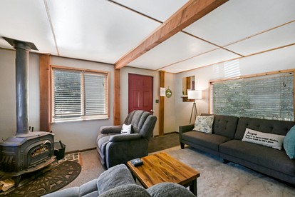 Cozy Pondside Cottage Cabin with Wood-Burning Stove & Private Deck Near Downtown Hope, Alaska - Hope, Alaska - glamping.directory