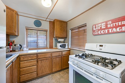 Cozy Pondside Cottage Cabin with Wood-Burning Stove & Private Deck Near Downtown Hope, Alaska - Hope, Alaska - glamping.directory