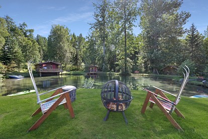 Cozy Pondside Cottage Cabin with Wood-Burning Stove & Private Deck Near Downtown Hope, Alaska - Hope, Alaska - glamping.directory