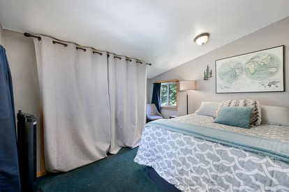 Cozy Pondside Cottage Cabin with Wood-Burning Stove & Private Deck Near Downtown Hope, Alaska - Hope, Alaska - glamping.directory